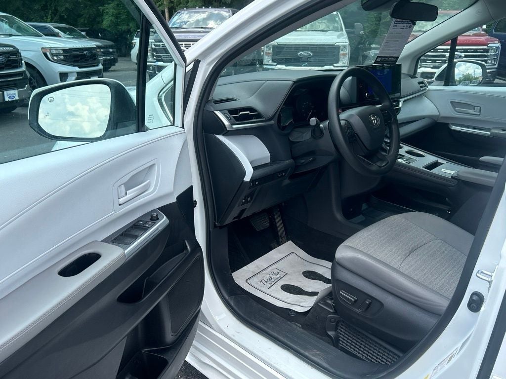 2025 Toyota Sienna LE 8 Passenger