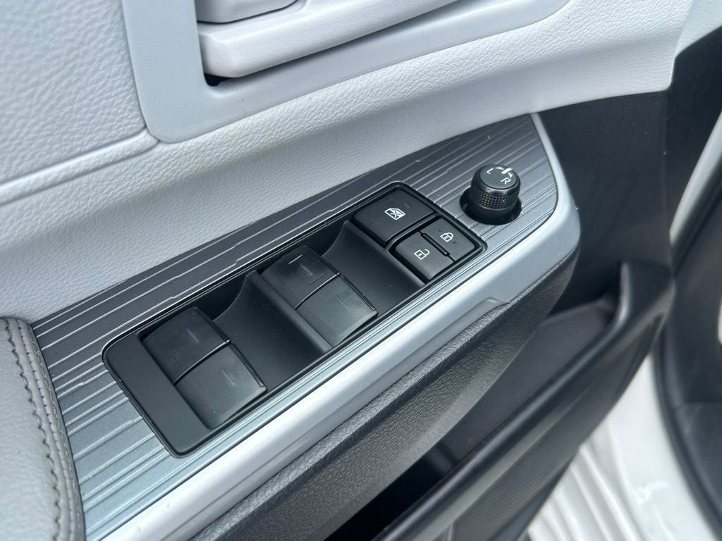 2025 Toyota Sienna LE 8 Passenger