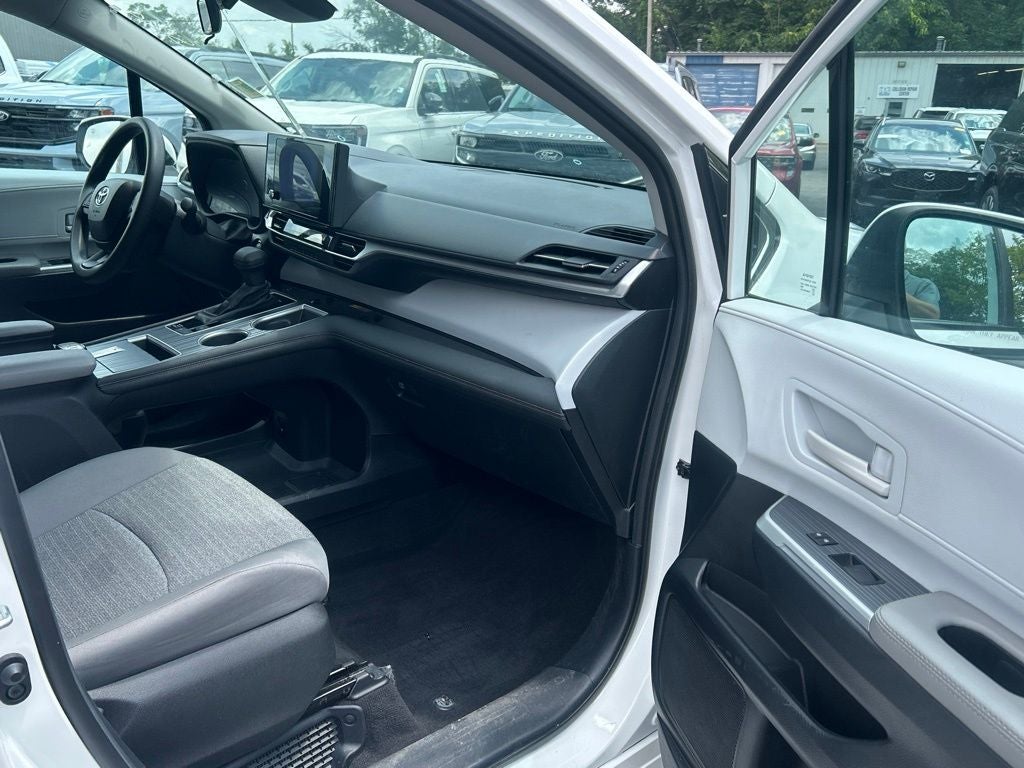 2025 Toyota Sienna LE 8 Passenger
