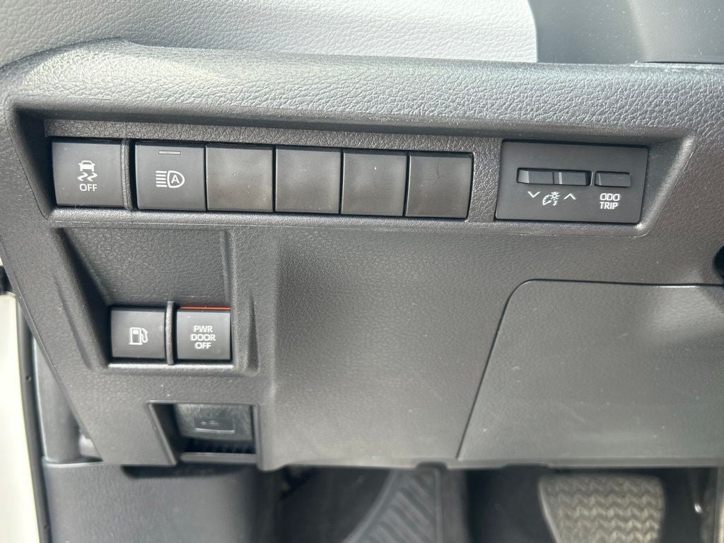 2025 Toyota Sienna LE 8 Passenger