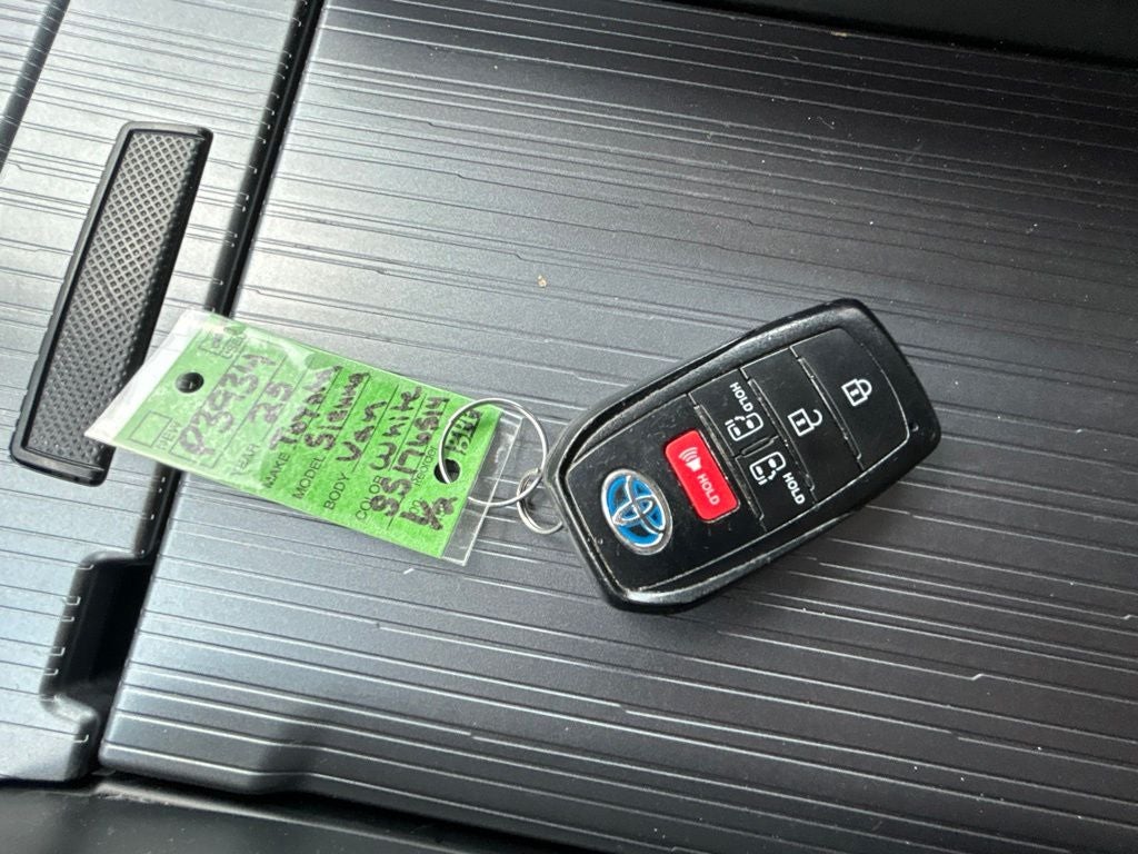 2025 Toyota Sienna LE 8 Passenger