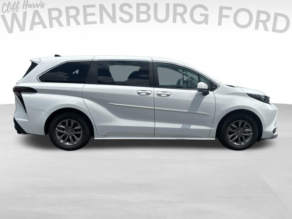 2025 Toyota Sienna LE 8 Passenger
