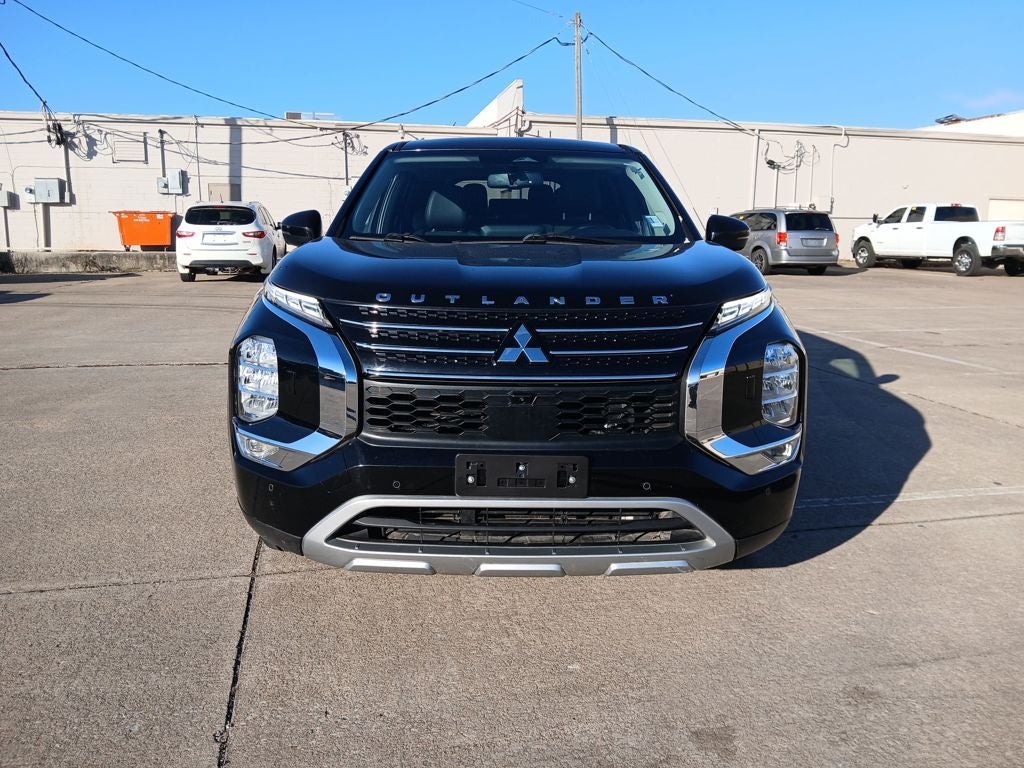 2022 Mitsubishi Outlander Base