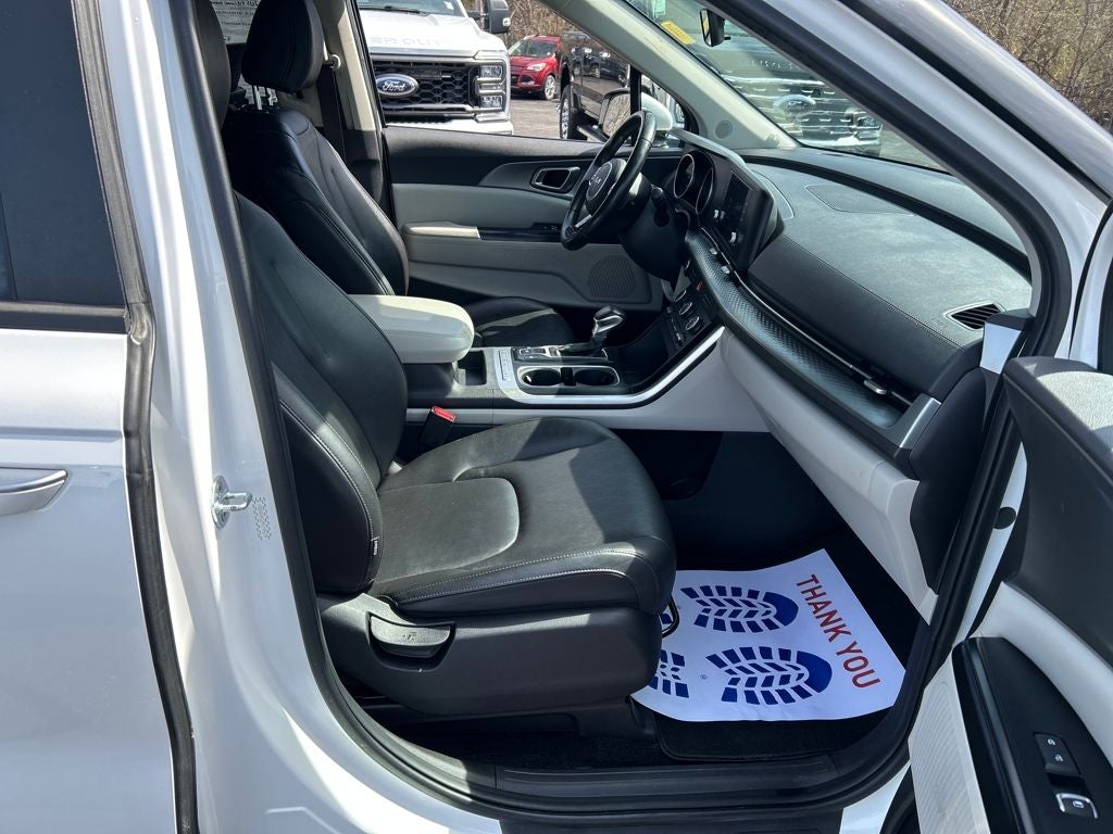 2023 Kia Carnival LX Seat Package