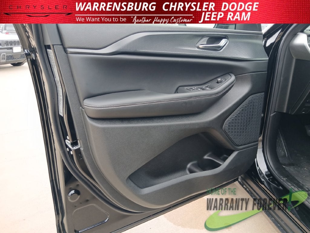 2027 Jeep Grand Cherokee GRAND CHEROKEE LAREDO 4X4
